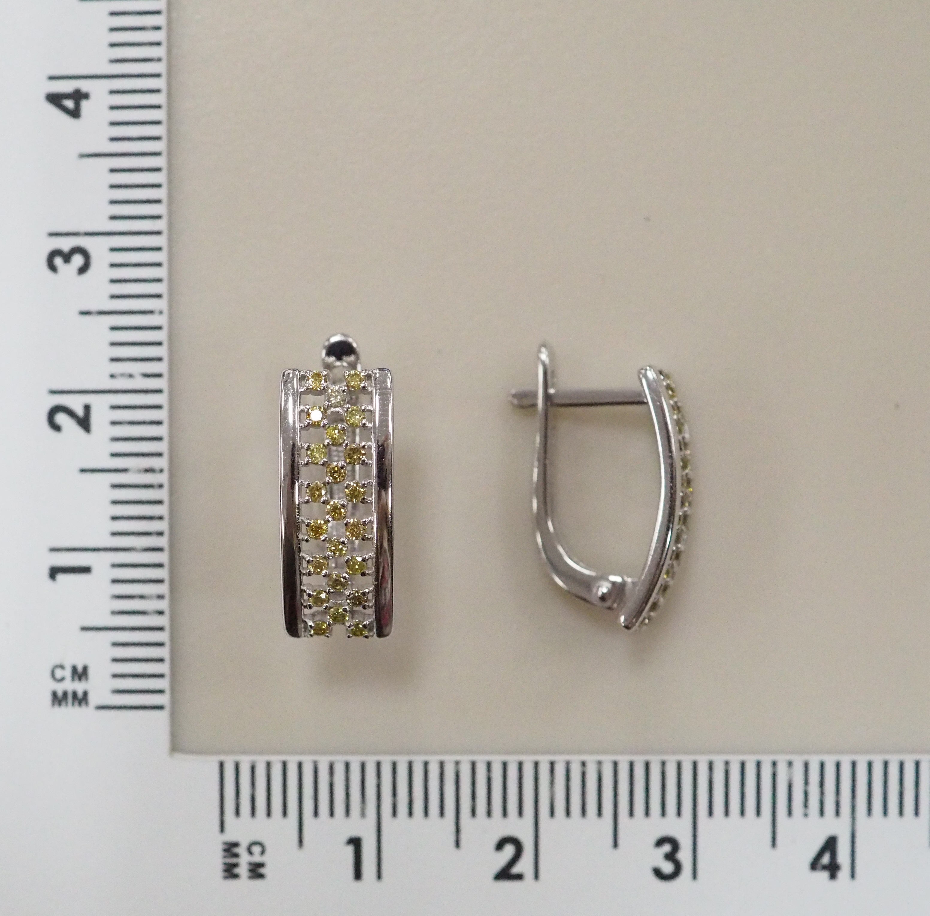 Серьги из белого золота с желтыми бриллиантами